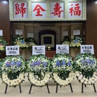 主家靈前坐地花圈靈前